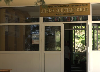 Гимназия кани в ресторант на открито