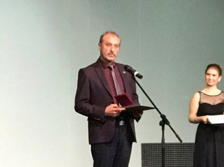 D r Toni Todorov
