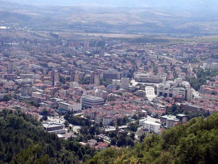 Обувна фабрика съкращава всички шивачки