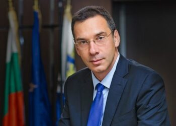 Кметът на Бургас с гневно писмо до МОН заради орязани студенти