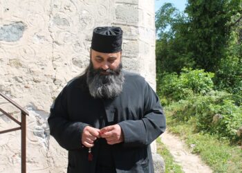 Свещеник с дарителска кампания за икони в горяла църква