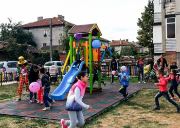 Нова детска площадка за малчуганите в Дебелец