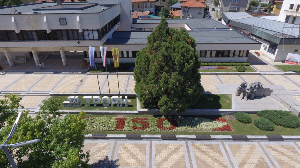Растяща стая на открито, площади и градинки правят в Троян 1 DJI 0043