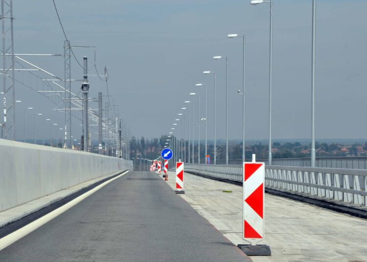Тирове задръстиха моста „Нова Европа”, опашката стига 8 км 1 DM 2