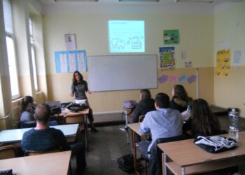 Бургаски данъчни станаха учители