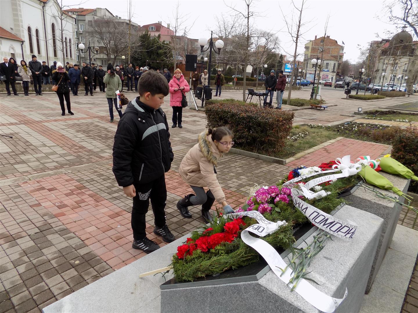 Венци и цветя за свободата на Поморие