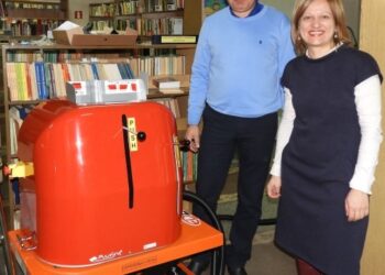 Модерна машина чисти книги в библиотека