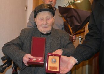 Зарадваха столетник с пари и грамоти