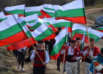 Стотици в носии и със знамена изкачиха връх в Пирин на 3 март