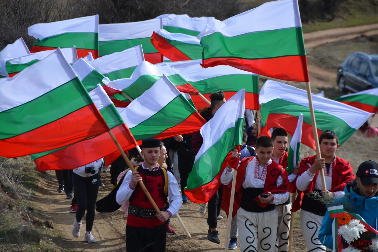 Стотици в носии и със знамена изкачиха връх в Пирин на 3 март