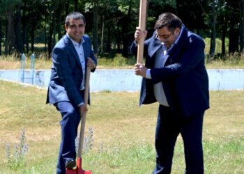 Правят басейн с бар и игрище за плажен волейбол във Вълчи дол