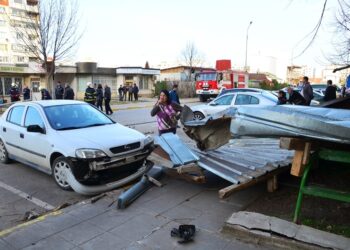Потрошени коли и покриви, хвърчат клони и стъкла във Врачанско (снимки)