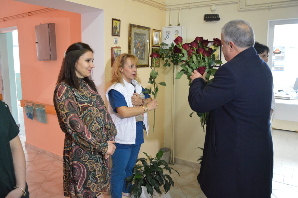 Кмет подари рози на акушерките в Гоце Делчев 2 DSC 0175