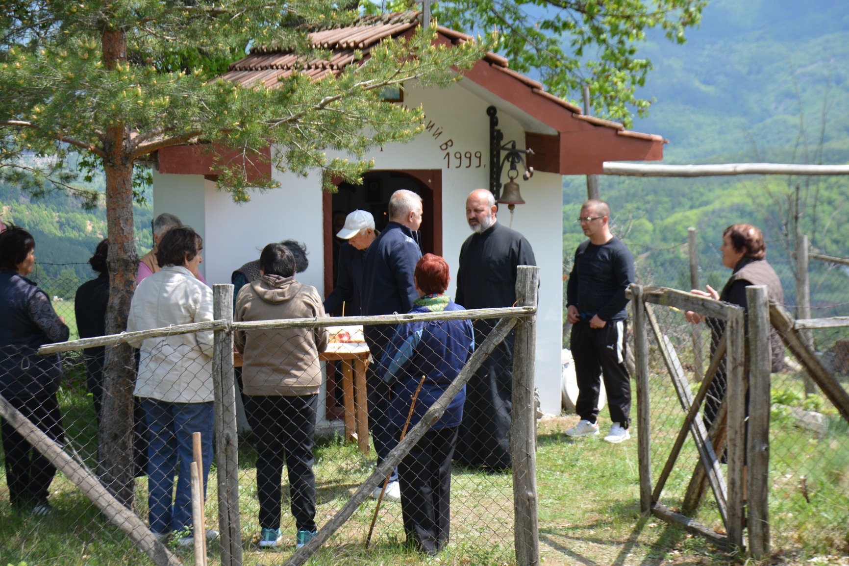 20 г. параклис събира миряни от село Полена