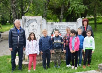 Деца и възрастни сведоха глави пред паметника на Гоце Делчев в Крупник