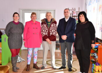 Англичани зарадваха деца в село Баня с играчки