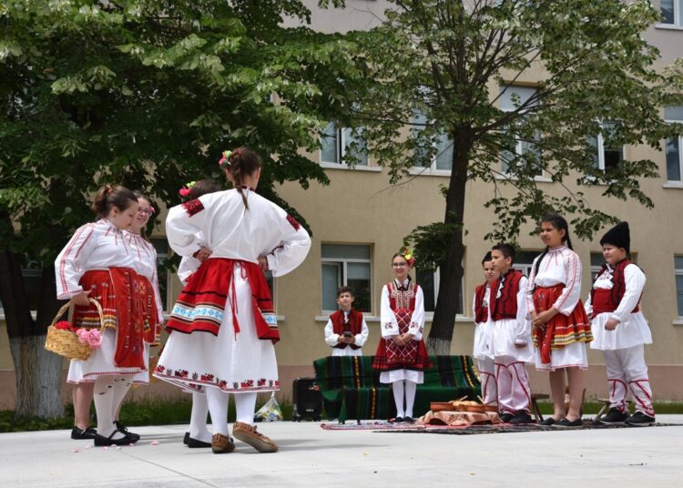 Ученици впечатлиха с фолклорни песни, танци и обичаи 1 DSC 1663