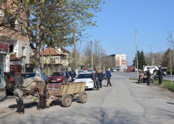 Община и служби на война с ромските каруци