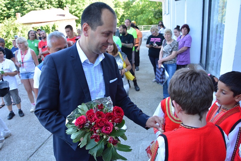 Кметът Калин Каменов се срещна с походниците в село Баница