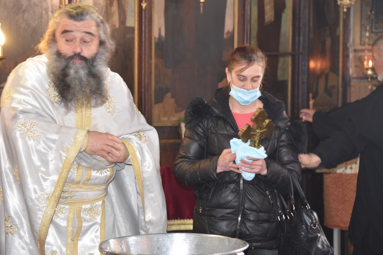 Дама откупи Богоявленския кръст за 300 лева в Симитли