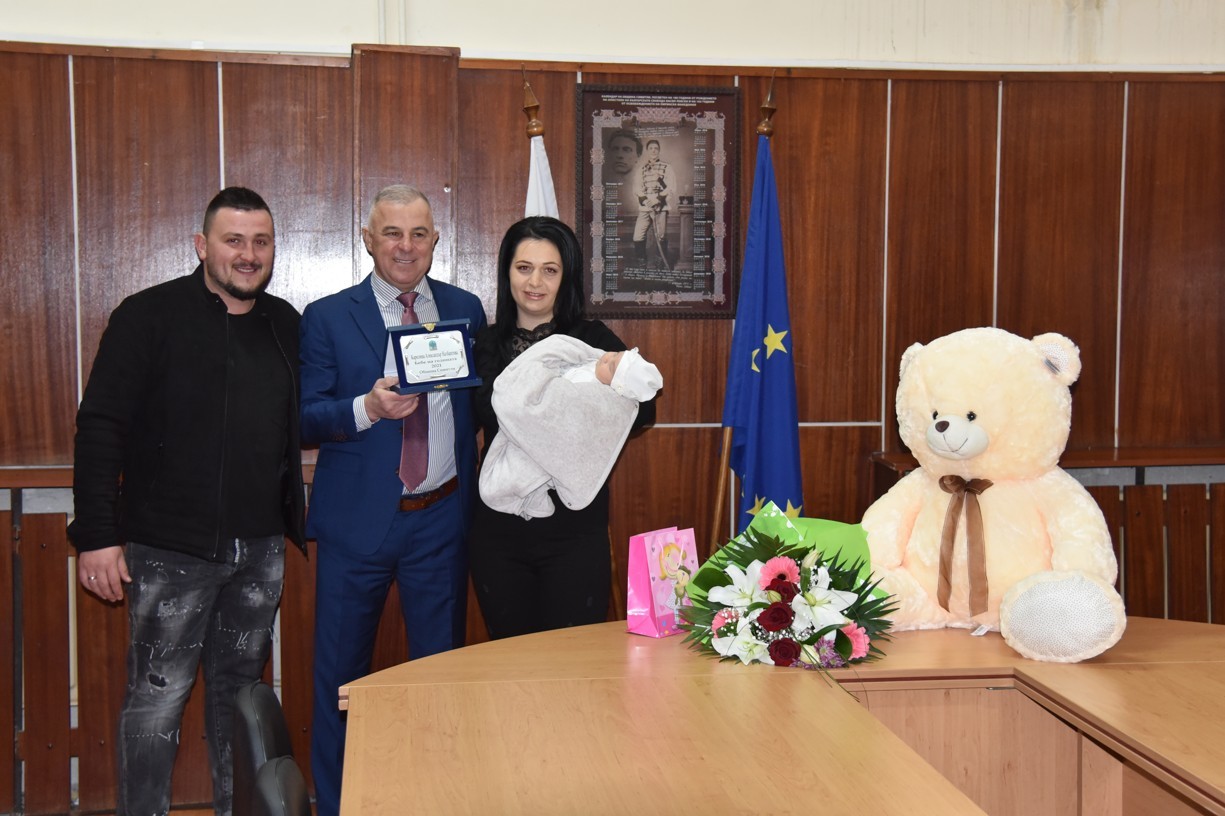 Кмет дари плакет и плюшено мече на Бебе 2021