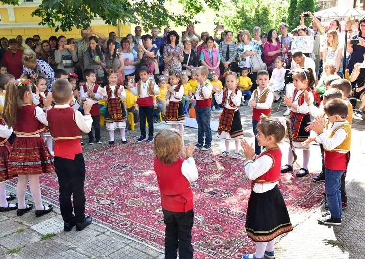 Кмет зарадва "европейчета" за празника им 1 DSC 5970