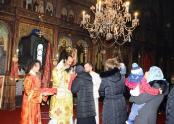 Видинчани се подредиха на опашка за благословия от новия митрополит