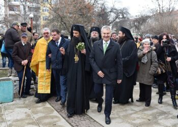 В Монтана владиката Даниил причести християни преди Великия пост