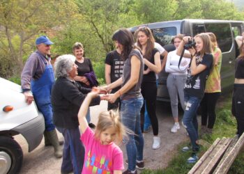 Ученици от София гостуваха на старци от селата до Белоградчик