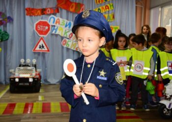Полицейски шеф на детски урок по пътна безопасност