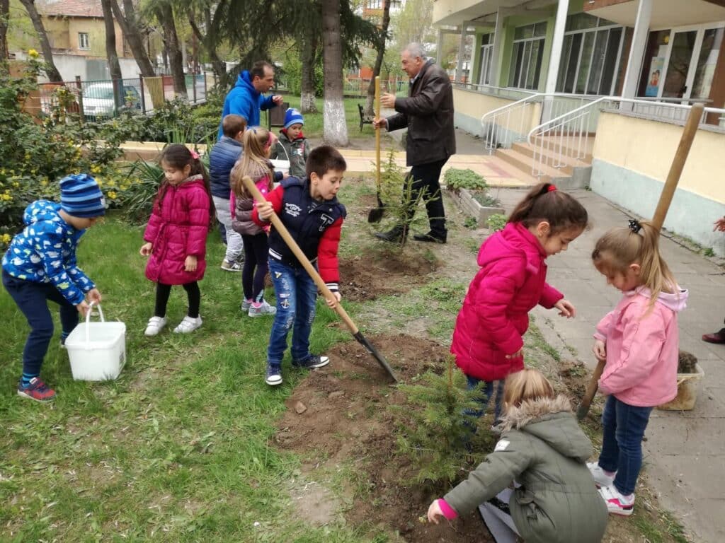 Кметове и деца залесяват Видин 1 Deca zalesiavane 3