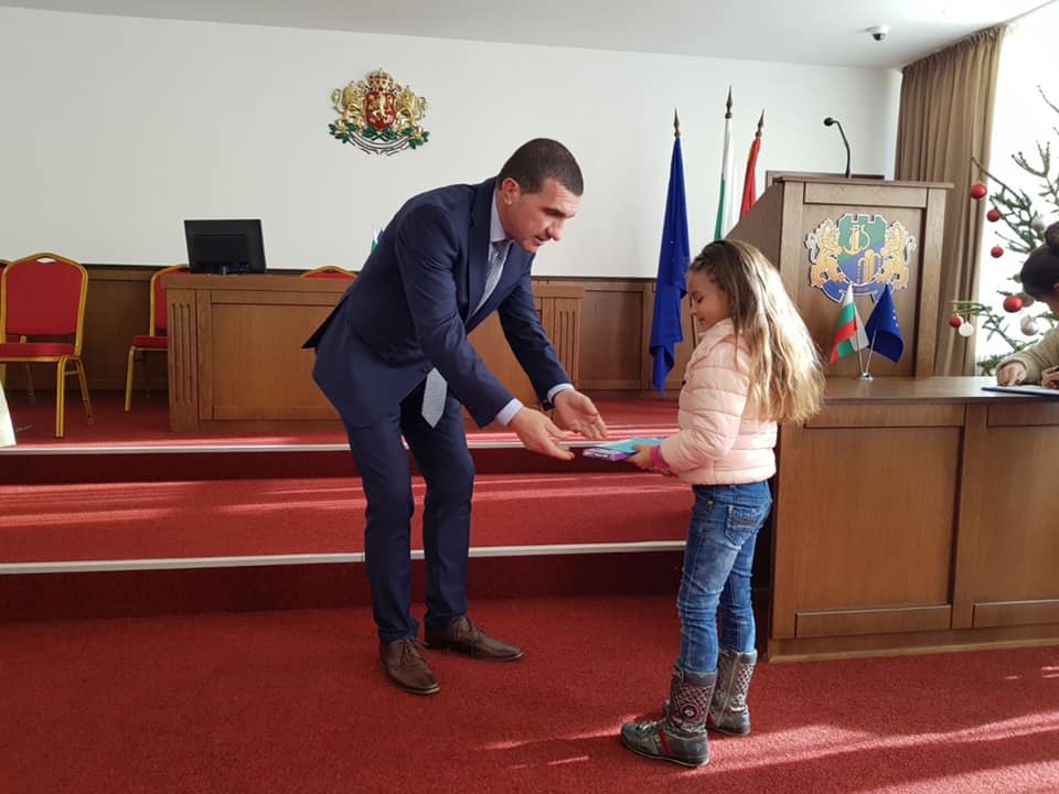 Зарадваха предпразнично сираци и бедни деца в Девня