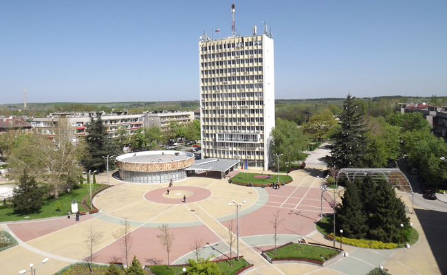 Димитровградчани правят сувенири на панаир на занаятите