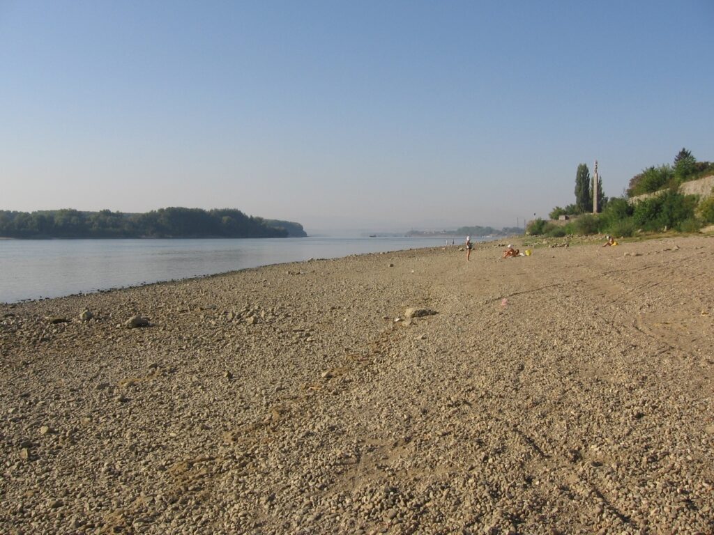Дунав се е свил в коритото си, бавно влачи водите си 1 Dunav septemvri 2019 1