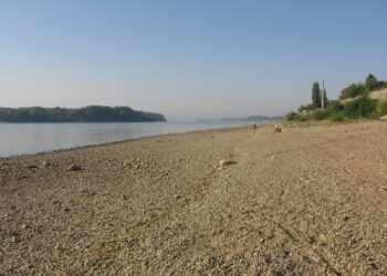 Дунав се е свил в коритото си, бавно влачи водите си