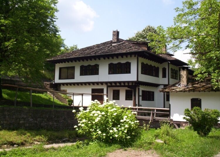 Къщата "Кръстник Колчев хан" става дом за култура и образование 1 Etara Krastnik Kolchov han site