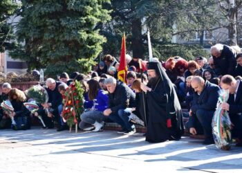 Враца коленичи пред Апостола