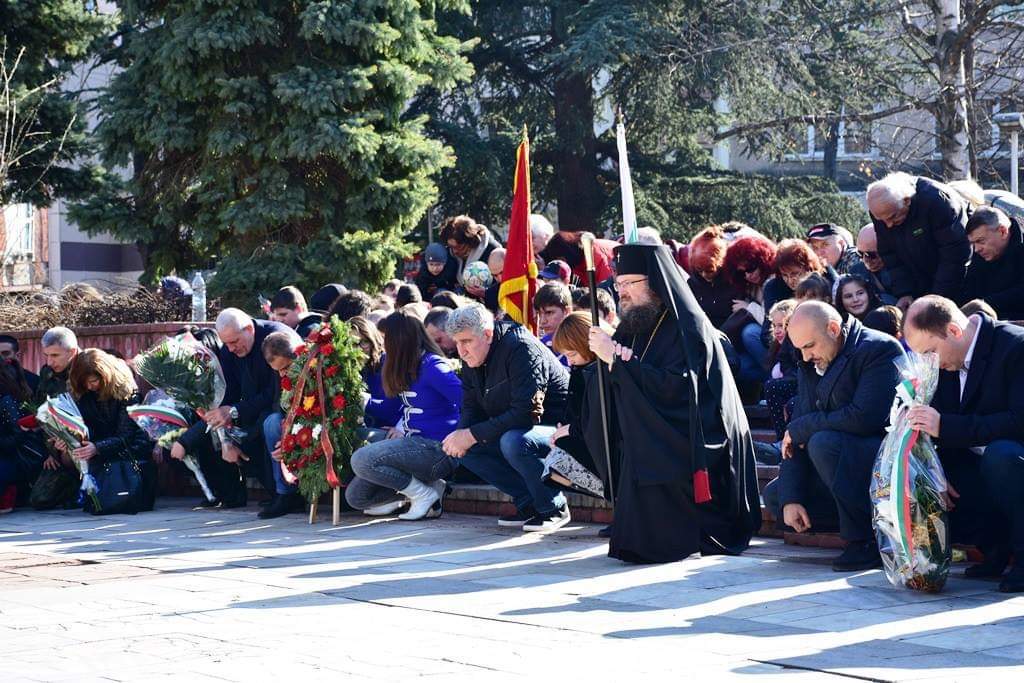 Враца коленичи пред Апостола