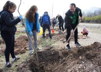 Кмет и граждани хванаха лопати за зелено бъдеще