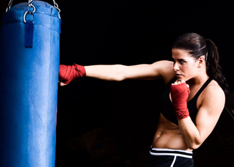 Шампионки по кик бокс от 8 страни на турнир в Стара Загора 1 FemaleBoxerHeavyBag800x600 copy