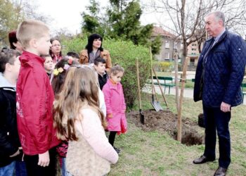 Кметът на Видин сади фиданки с деца