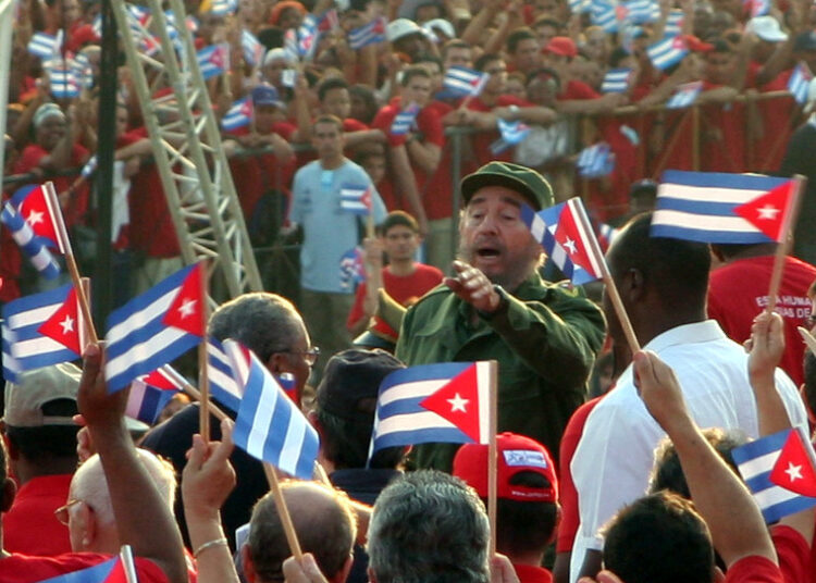 Почина Фидел Кастро 1 Fidel Castro 1. Mai 2005 bei Kundgebung