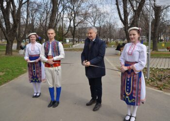 Осветиха реновираната градска градина на Монтана