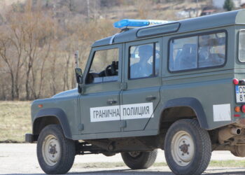 Гранични полицаи и пожарникари не получават парите си за извънреден труд