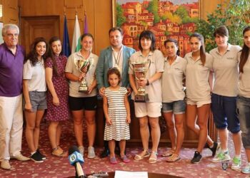 Шампионките по хандбал зарадваха кмета на Велико Търново