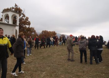 Стотици почитат св. Мина в уникален параклис край скален град