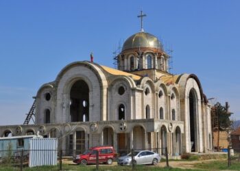 Монтана дочака първа литургия в нов храм