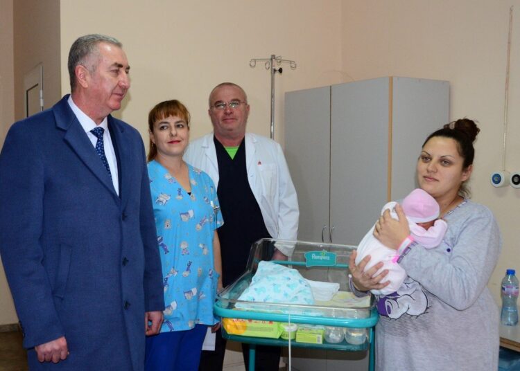 Огнян Ценков посети първото бебе на Видин за новата година 1 I vo bebe 2019