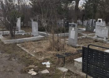 Перник призовава гражданите да почистят гробовете на близките си 
