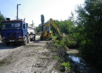 Чистят дере в Търговище след сигнал на граждани